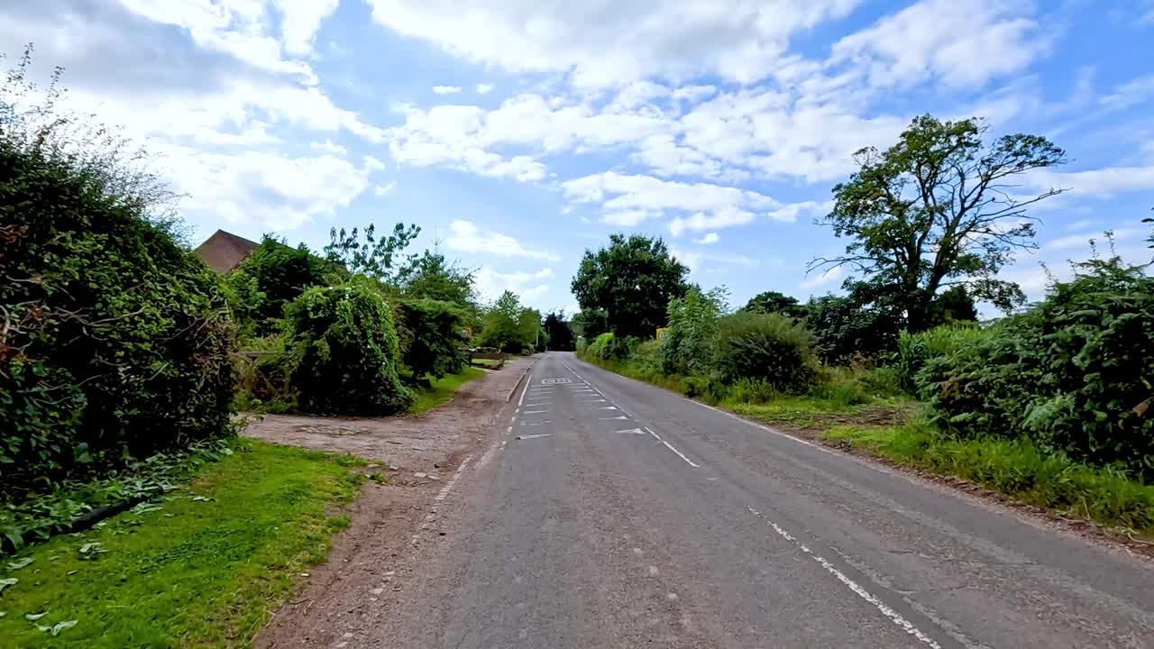 Un viaggio tranquillo lungo strade rurali inglesi