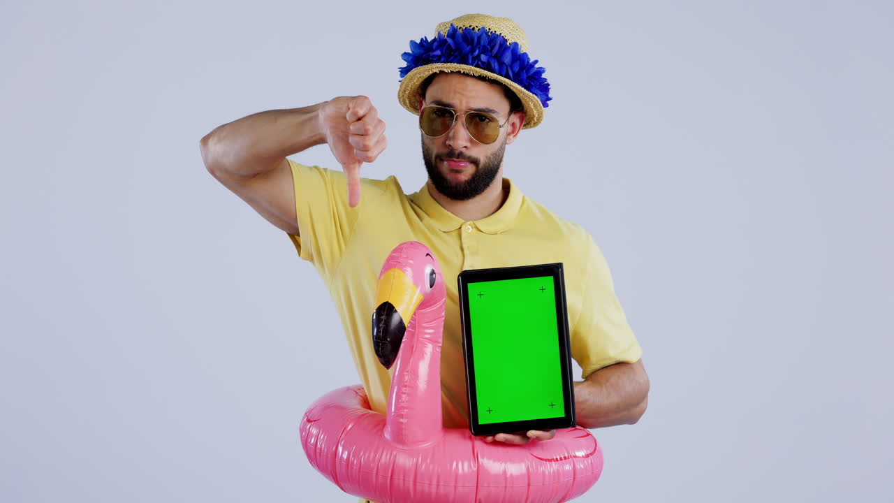 pantalla verde, tableta y hombre infeliz pulgares hacia abajo