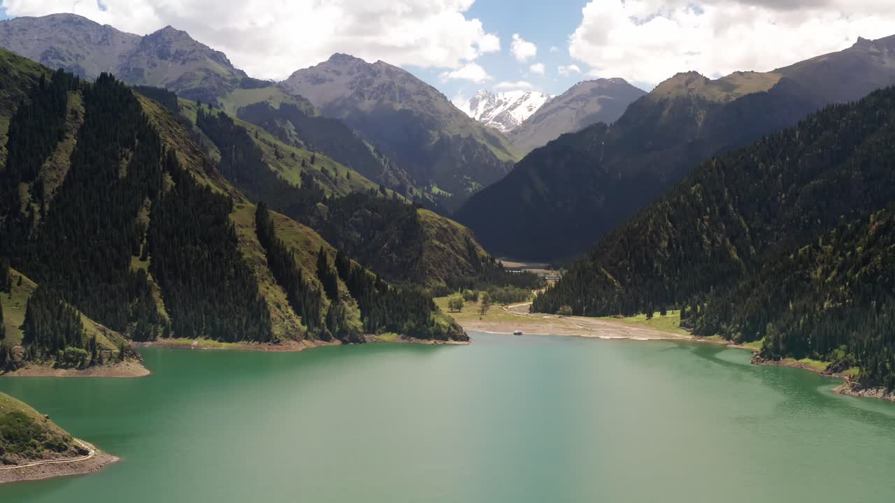 lago y montañas en tianchi, xinjiang, china.