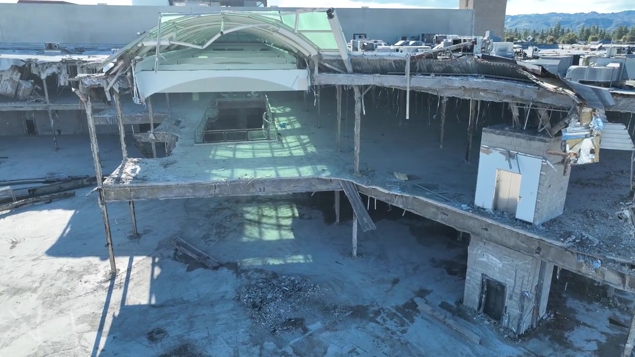 Centro commerciale abbandonato in demolizione.