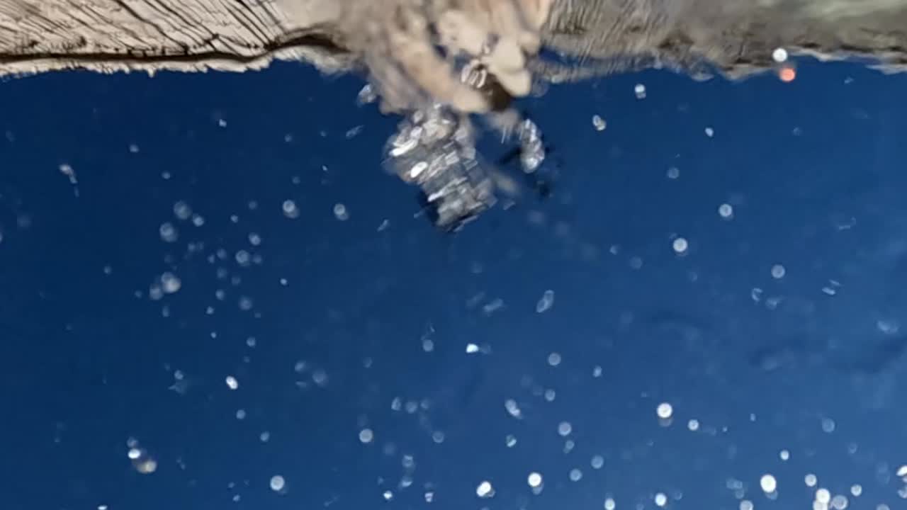 카메라에서 물이 아래로 흐르는 식수대의 특이한 관점