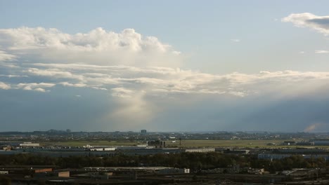 Timelapse-De-Aviones-Despegando-Y-Aterrizando-En-La-Pista-Del-Aeropuerto-En-Toronto,-Canadá