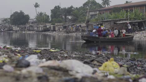 basura en la orilla del río nigeria 03