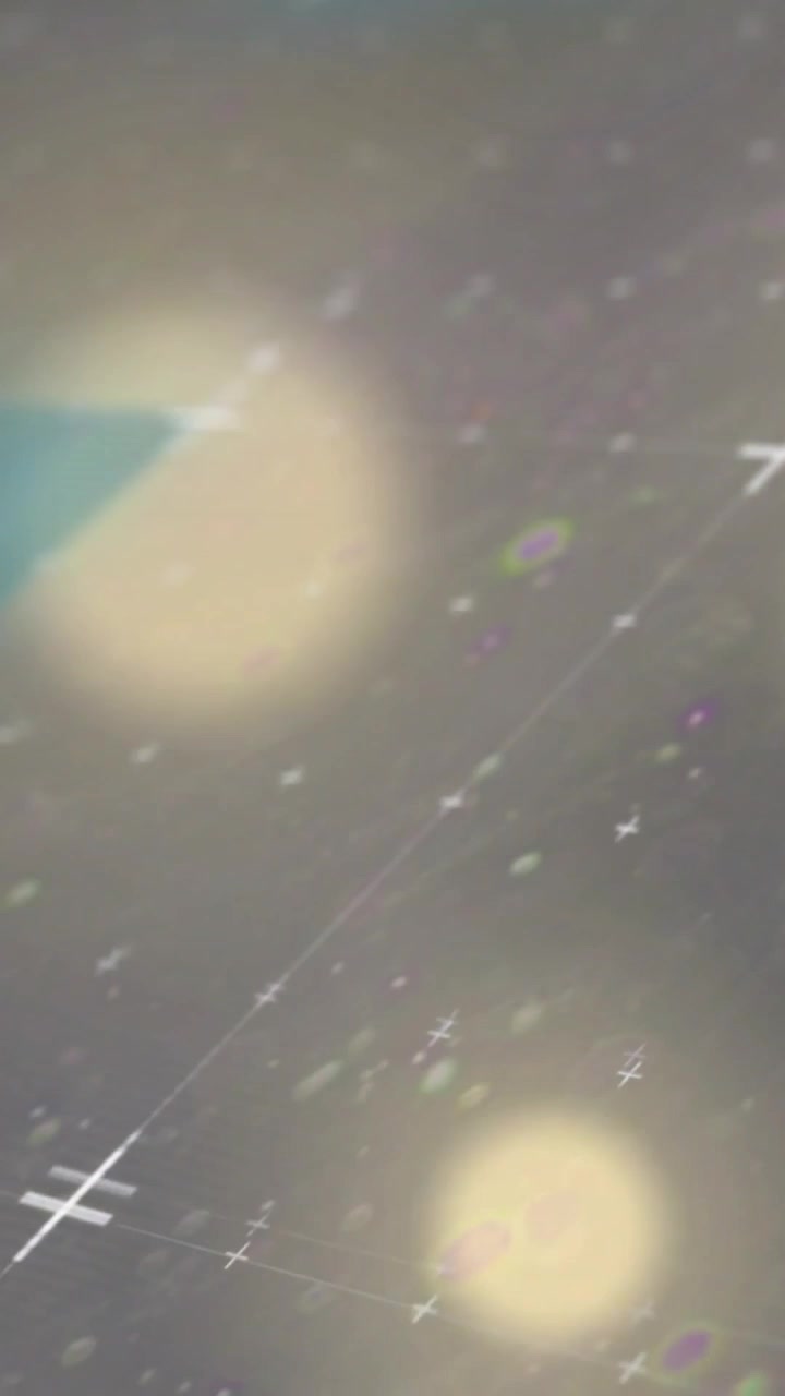 Video verticale: Grande bokeh caldo che cresce mentre le stelle si muovono e bande scorrono dopo un'inclinazione per la profondità.