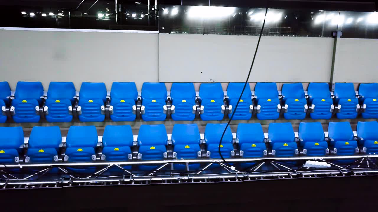 asientos de estadio azules vacíos