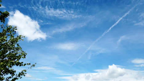 Cielo-Azul-Con-Nubes-Que-Se-Mueven-Rápidamente