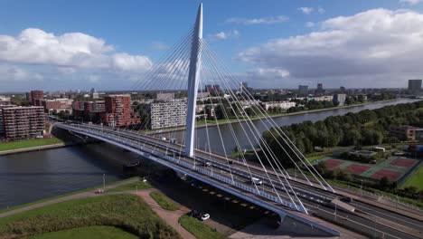 Amsterdam-Canal-Del-Rin-Con-Puente-Prince-Claus-Puente-De-Cable-De-Acceso-A-La-Ciudad-A-Utrecht-Barrio-Residencial-Isla-De-Los-Canales