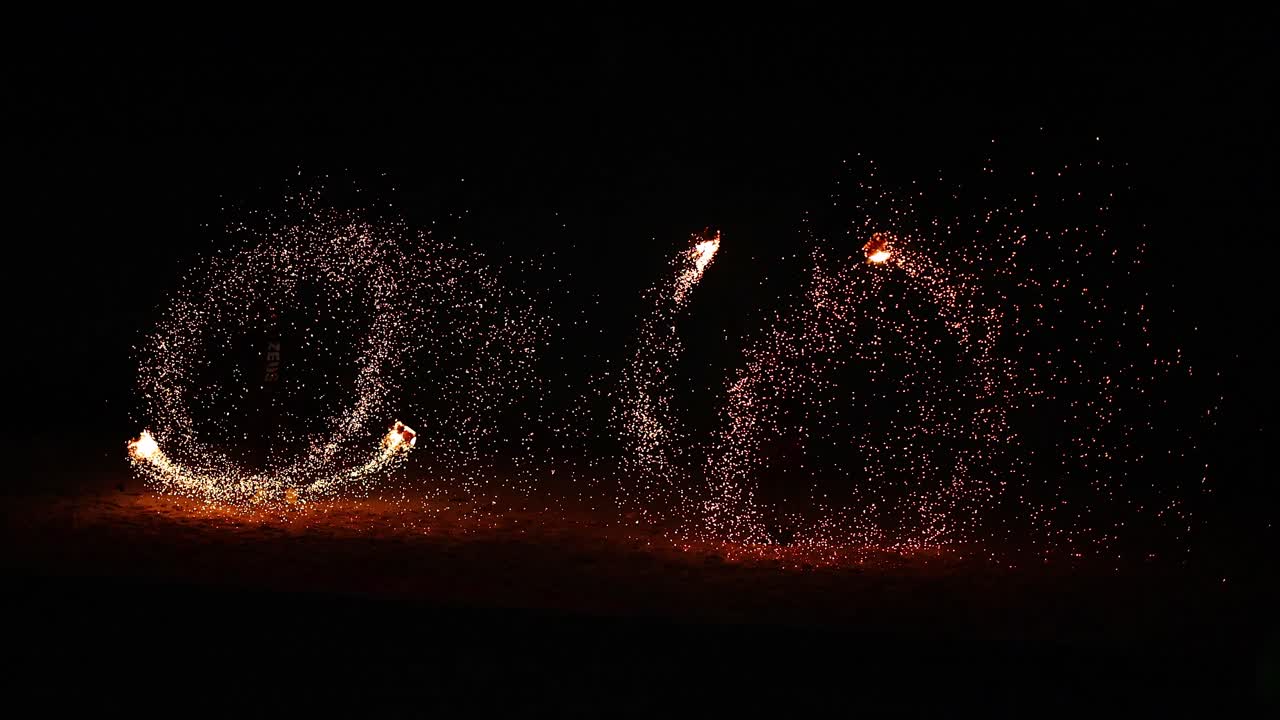 크라비의 아오  해변에서 화려한 불 공연