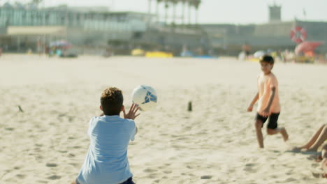 Rückansicht-Des-Kindes,-Das-Glücklich-Ist,-Dass-Es-Beim-Fußballspielen-Den-Ball-Gefangen-Hat