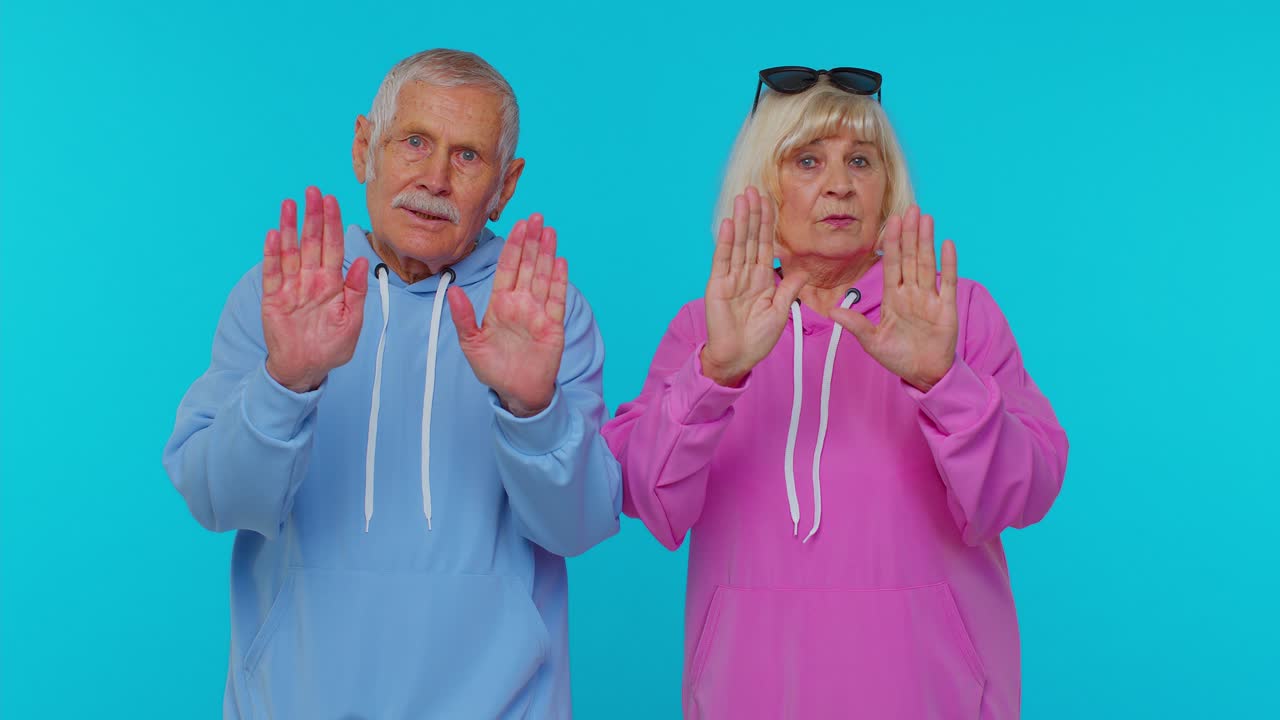 노인 할아버지 할머니는 말하지 말고 손바닥을 접고 손을 맞대고 멈추는 제스처, 경고