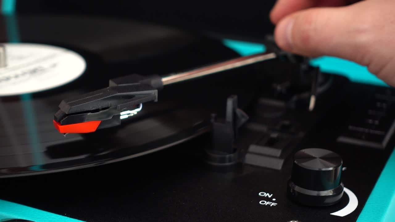Platespiller. Nål på en vinylplate.