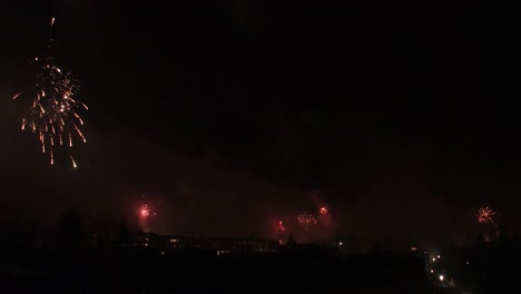 un timelapse de un fuego artificial en la noche