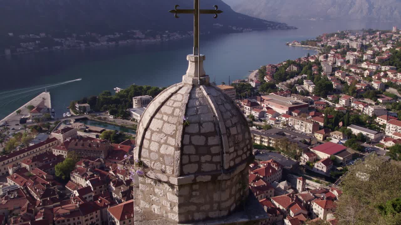 Prospettiva aerea di città medievale, chiesa, montagna, foresta e Baia di Cattaro