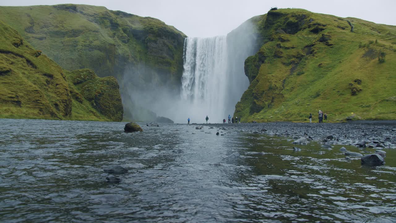 la cascada más famosa de skogafoss con el reflejo del río, islandia