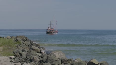 barco esperando en el océano