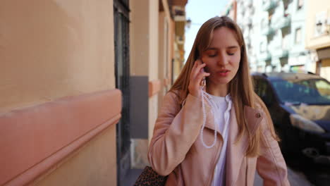 una mujer hablando por teléfono afuera.