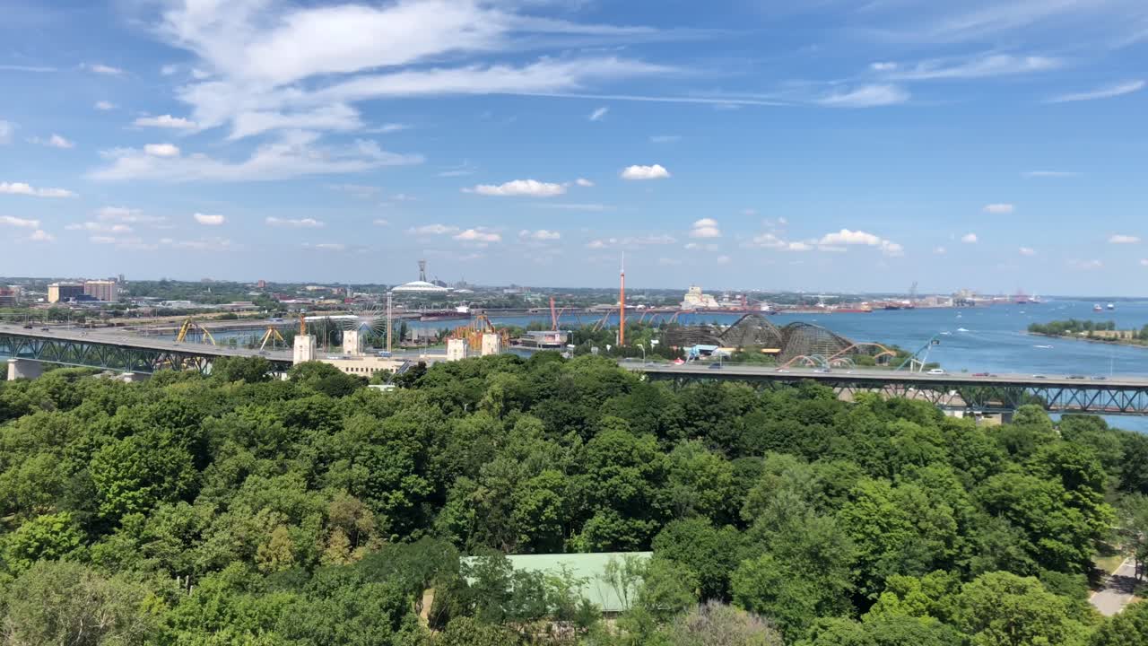 세인트 로랑 강에 의해 파크 진 드라포에서 본 몬트리올 샹플랭 다리, 슬로우 팬 샷