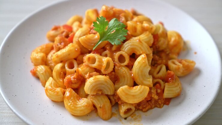 maccheroni con salsa di pomodoro e carne di maiale macinata, chop suey americano, gulasch americano