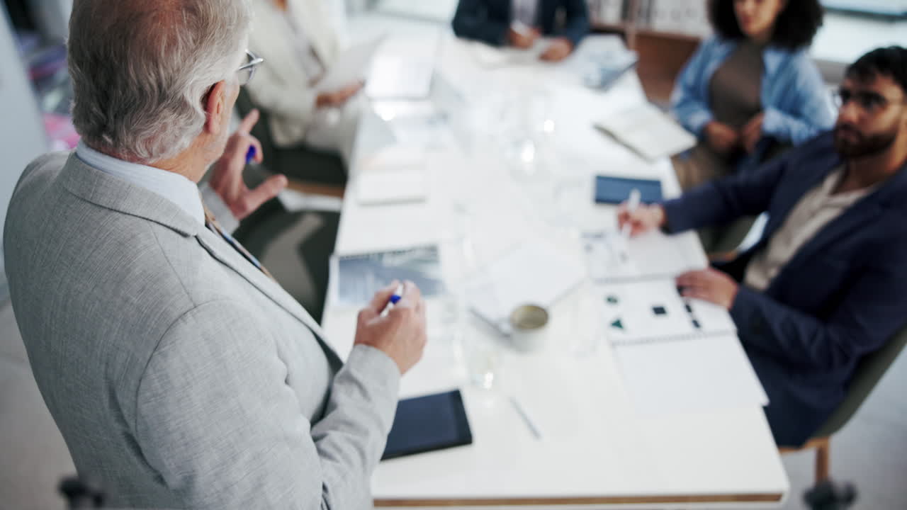 비즈니스 회의: 팀이 전략에 협력합니다.