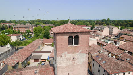 antigua iglesia en italia cerca del lago de garda en verano desde un avión no tripulado