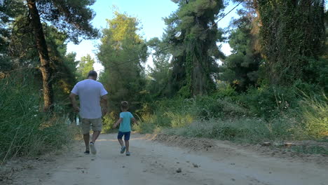 Nieto-Y-Abuelo-Corriendo-En-El-Bosque