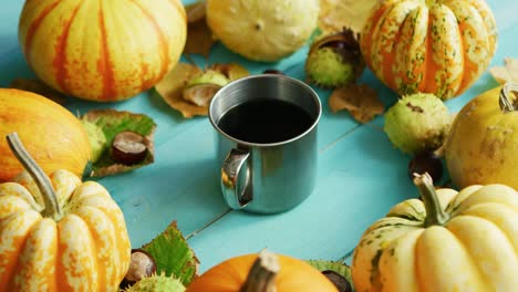 taza de café de metal con calabazas