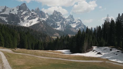 mujer en los senderos rurales con la cordillera de las dolomitas en el noreste de italia