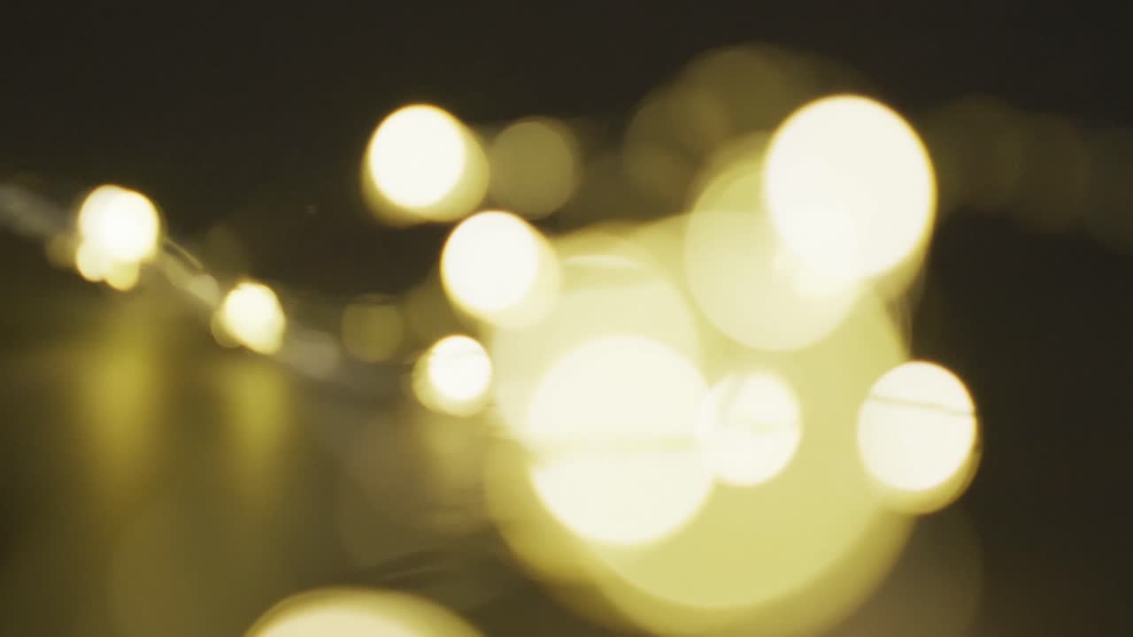 검은 바탕에 있는 크리스마스 요정 불빛의 클로즈업 비디오