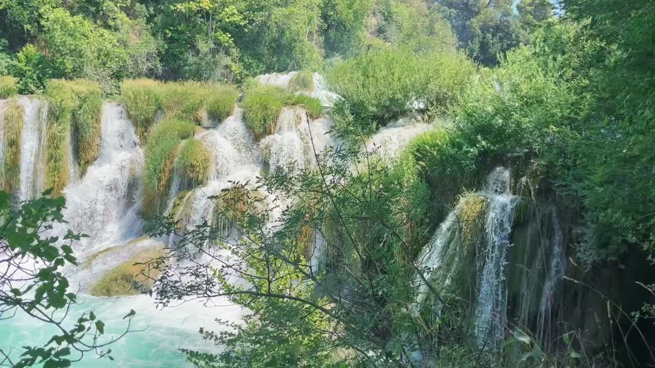 Le Cascate del Parco Nazionale di Krka. Splendida vegetazione e cascate che scorrono nel bellissimo Parco Nazionale di Krka.