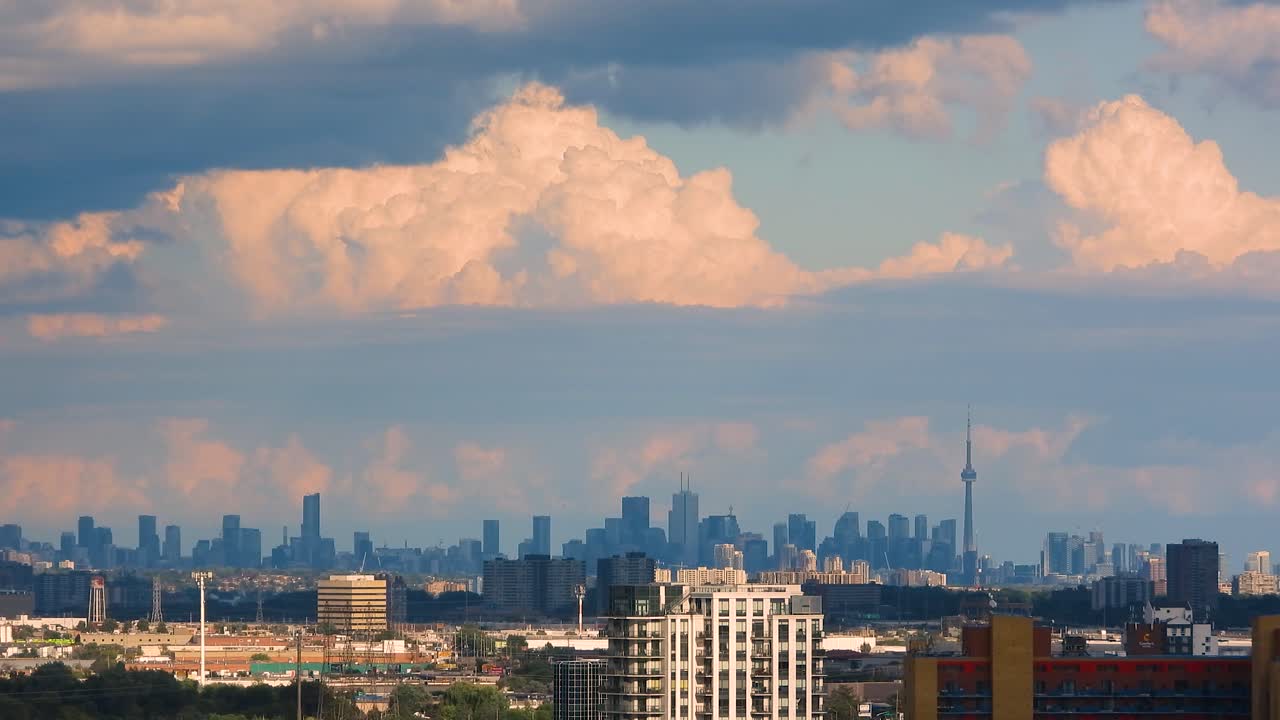 현대적인 마천루 위에 착륙하는 비행기, 공항으로 가는 비행기, 시간 흐름