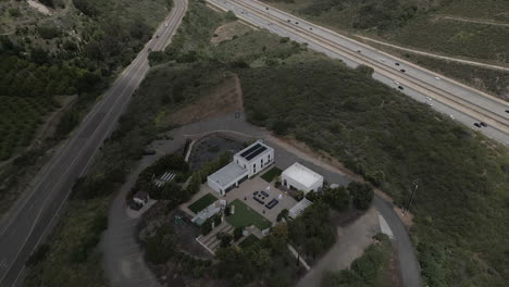 Drone-Volando-Lejos-De-La-Finca-Las-Mariposas