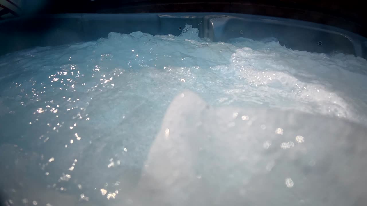 Acqua Rilassante e Gorgogliante in una Vasca Idromassaggio Spa