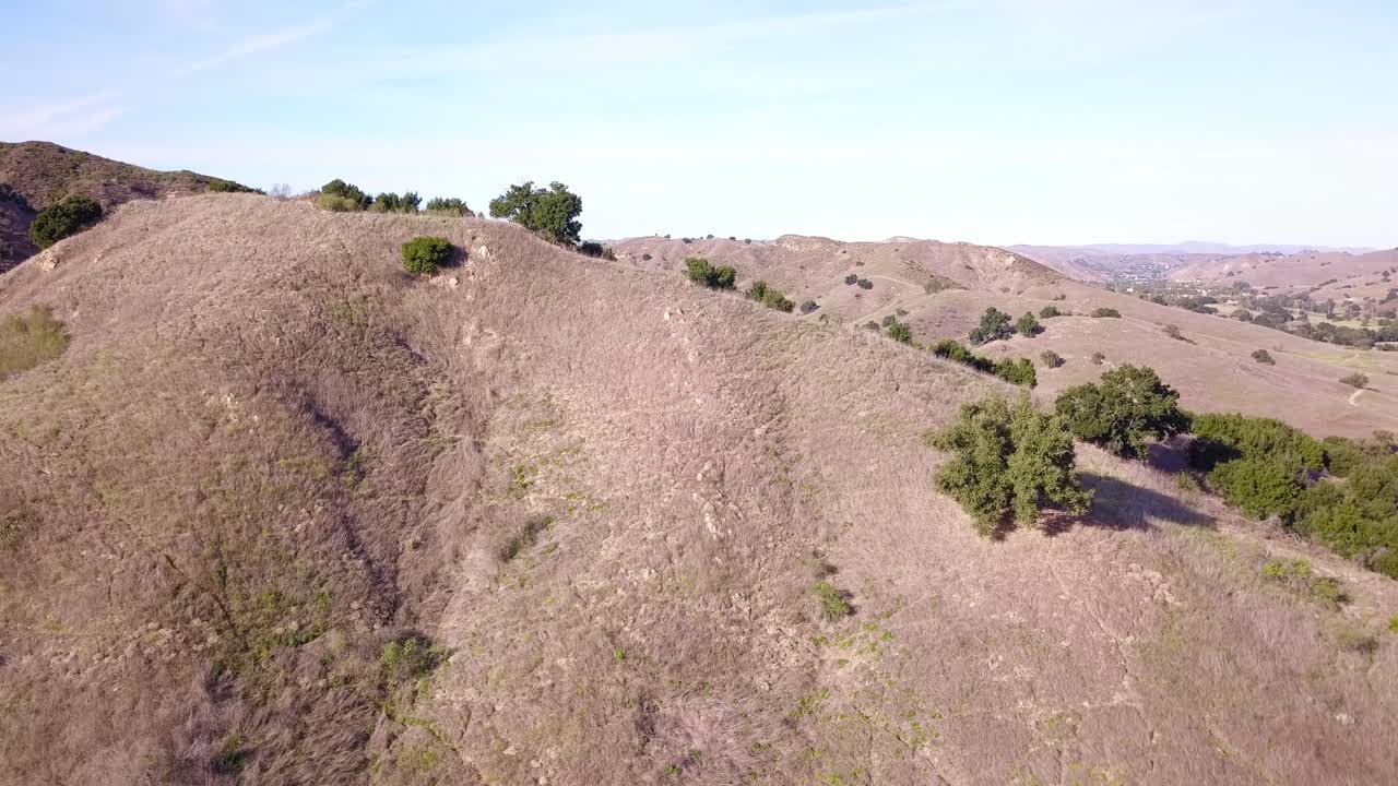 은 따뜻한 은 날에 말리부 크리크 주립 공원 근처의 로스앤젤레스의 거대한 산의 전망