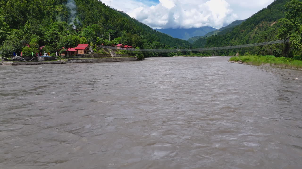 fotografía de avión no tripulado de las inundaciones del río bhotekoshi durante el monzón en nepal, con personas que viven en la orilla del río