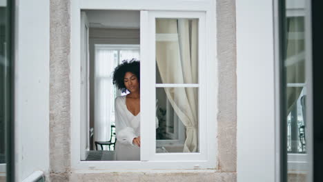 Salón-Con-Ventana-Cerrada-Modelo-Africano.-Mujer-Feliz-Pasando-La-Mañana-En-Casa