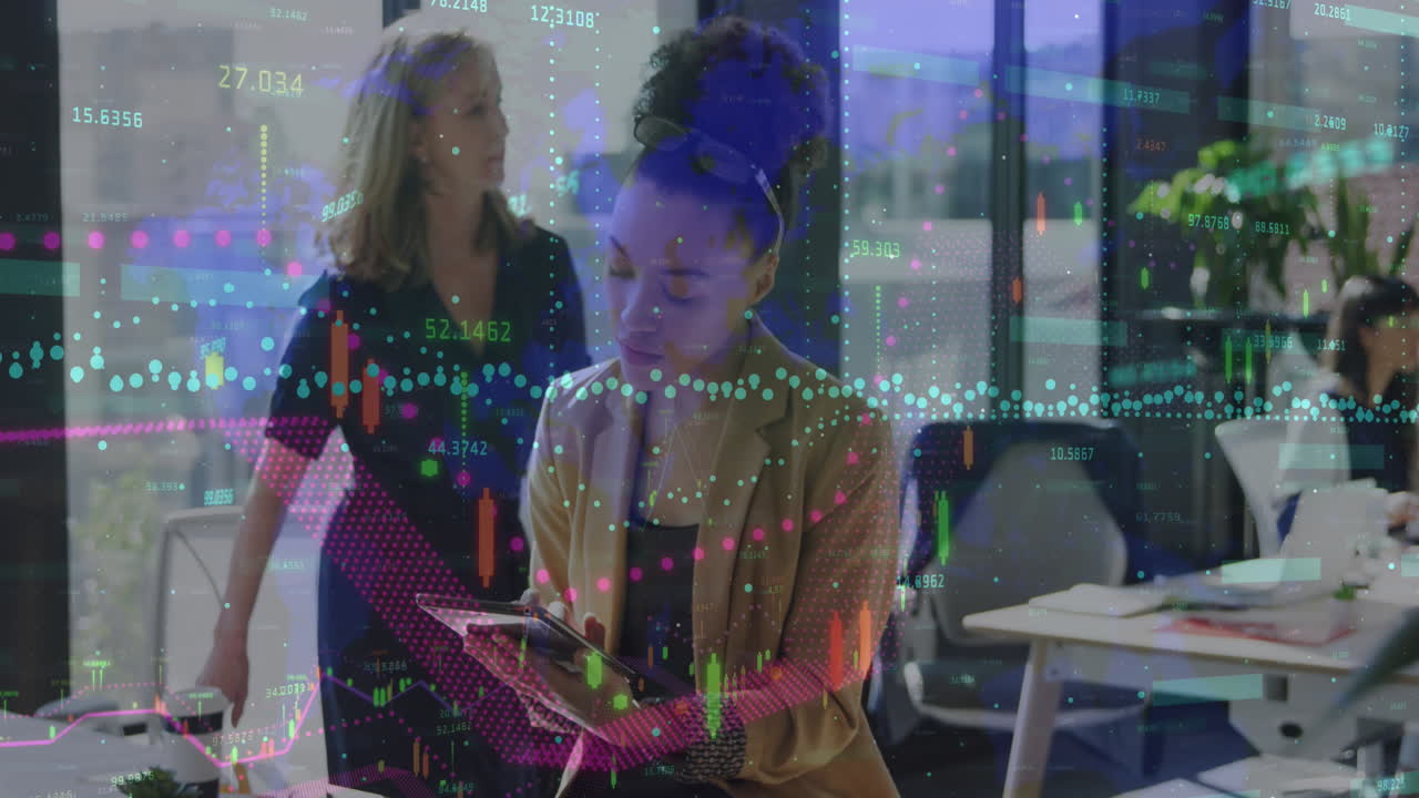 animación del procesamiento de datos financieros sobre una mujer afroamericana usando una tableta digital en la oficina.