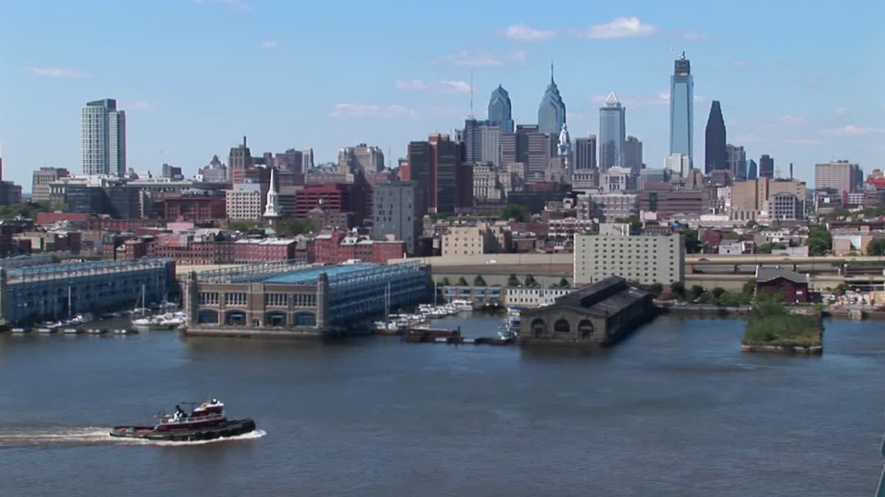 필라델피아 펜실베니아로 이어지는 벤 프랭클린 다리를 지나는 보트