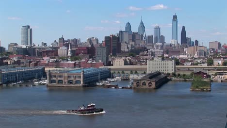 Ein-Boot-Fährt-An-Der-Ben-Franklin-Bridge-Vorbei,-Die-Nach-Philadelphia-Pennsylvania-Führt