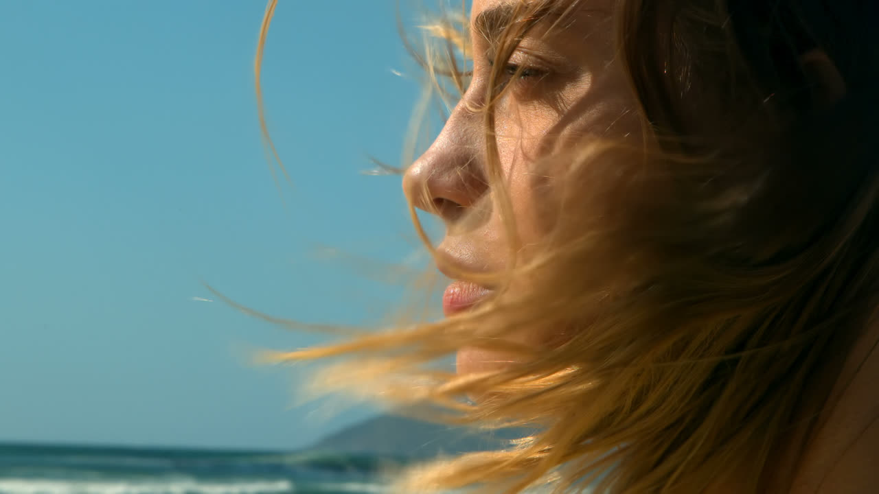 해변에서 휴식을 취하는 젊은 백인 여성의 클로즈업 4k