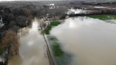 Río-Que-Se-Ha-Desbordado-E-Inundado-Tierras-De-Cultivo