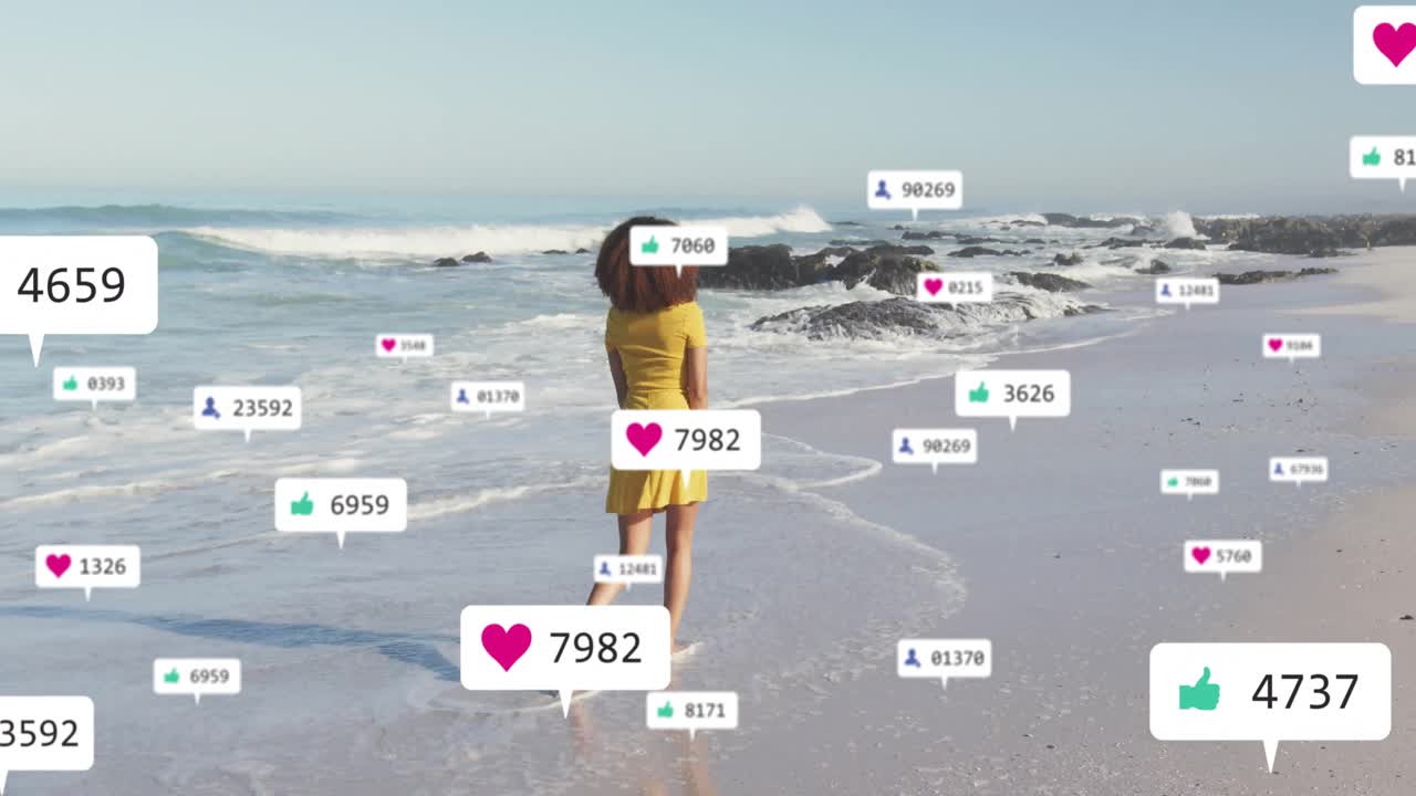 Mulher entrando na praia, caminhando pela areia ativando contadores de mídia social que sobem e depois descem perto das rochas.