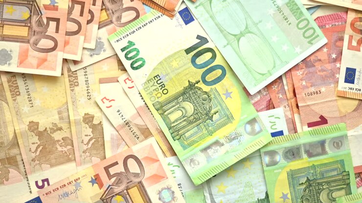 Nahaufnahme von mehreren Fünfzig- und Hundert-Euro-Scheinen, die auf einer Oberfläche verstreut sind