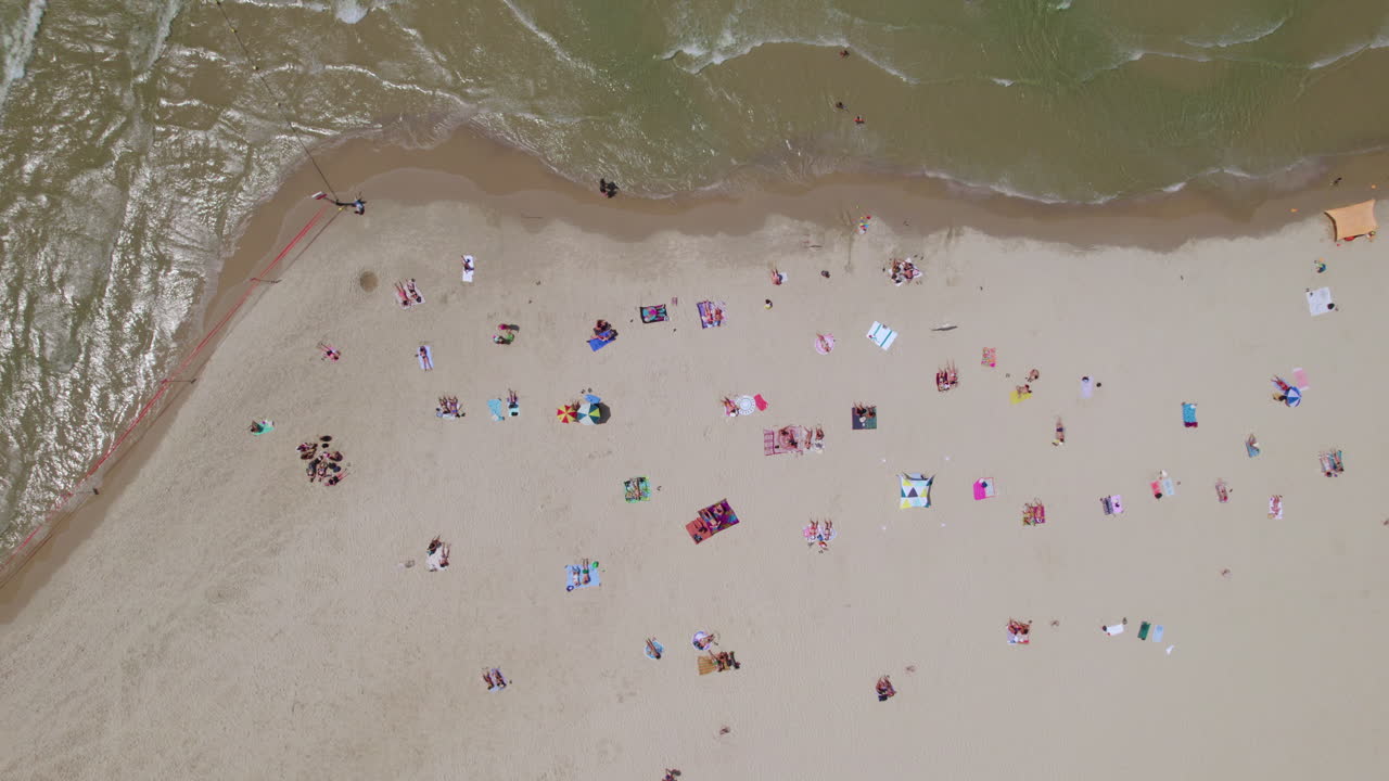 텔아비브의 해변에서 다채로운 수건에 휴식을 취하고  ⁇ 을 즐기는 사람들, 행복하고 다채로운 모습 - 위에서 아래로 보는 모습