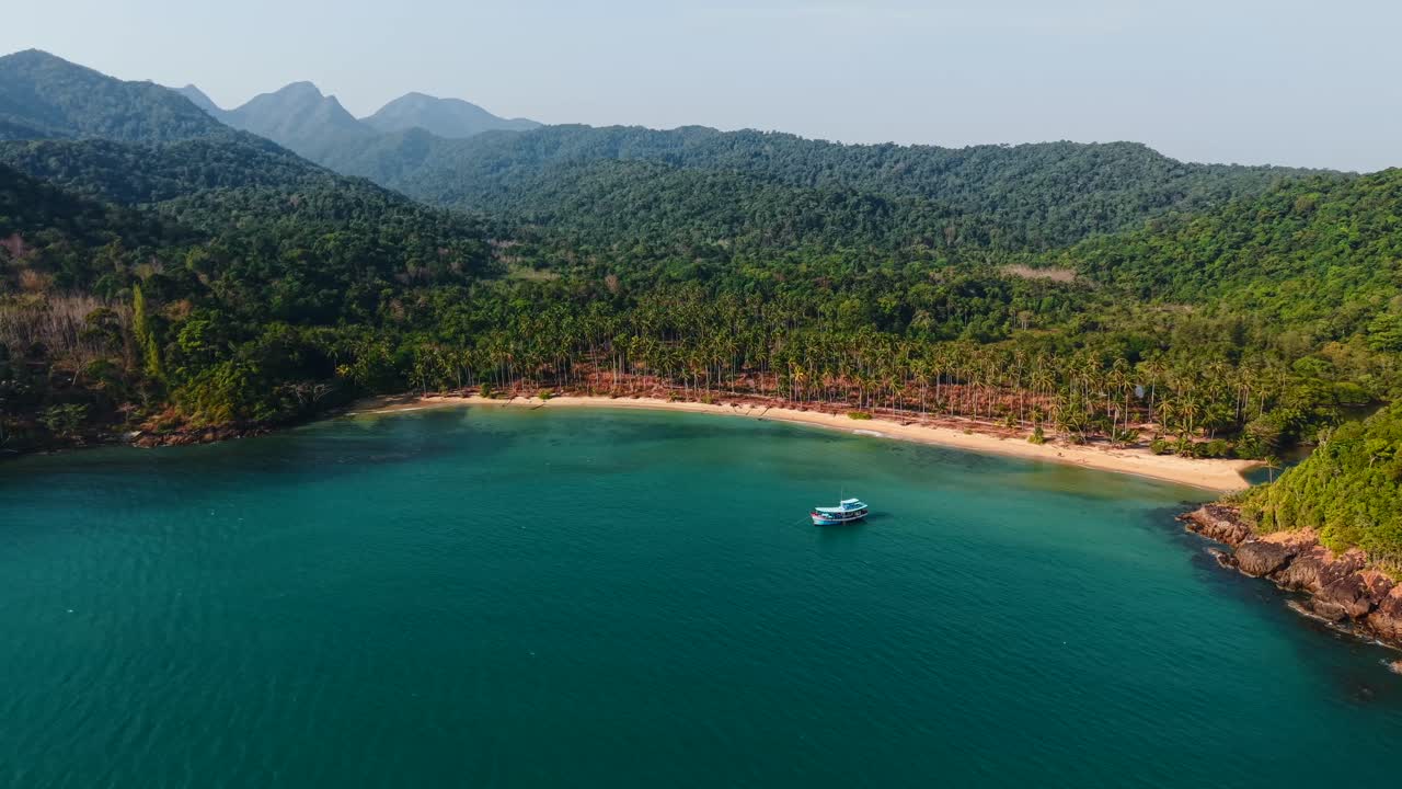 paraíso de playa tropical con barco