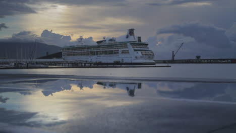 Blick-Am-Frühen-Morgen-Auf-Den-Seehafen-Und-Den-Yachthafen-Von-Ponta-Delgada-Auf-Der-Insel-Sao-Miguel-Der-Portugiesischen-Azoren