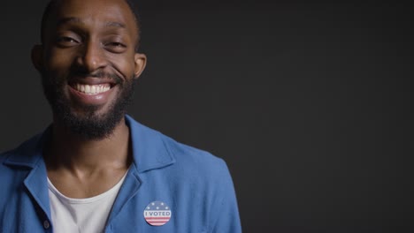 Retrato-De-Un-Hombre-Con-Una-Pegatina-De-&quot;yo-Voté&quot;-En-La-Camisa-En-Las-Elecciones-Americanas