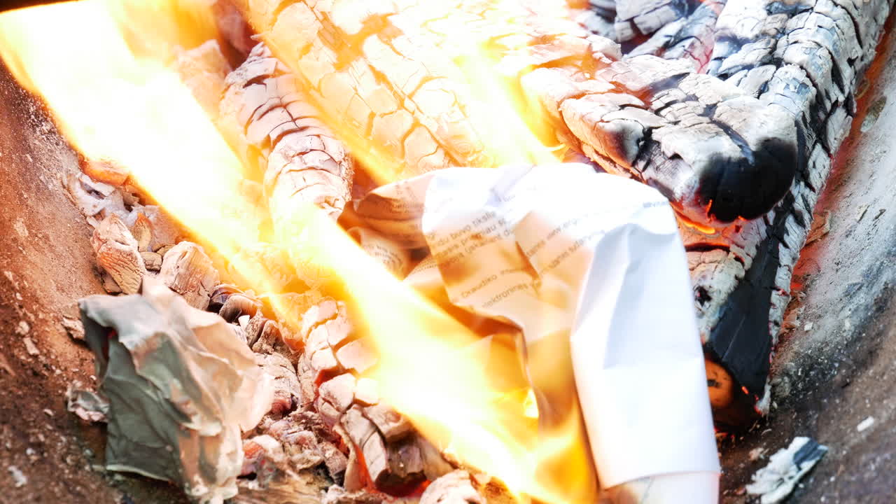 뜨거운 불에 태워 중요한 문서를 숨기고 보기를 닫습니다.