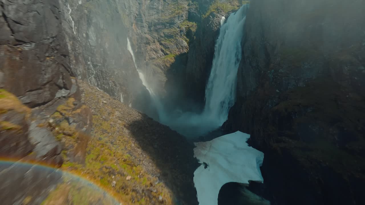 drone fpv que revela la cascada, el fosso de vørings