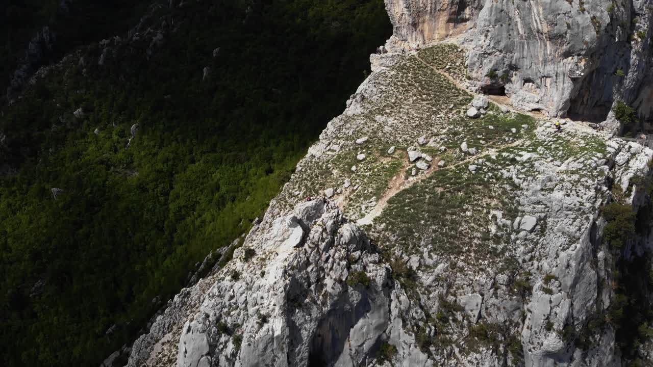 gente irreconocible caminando en la cima de la montaña