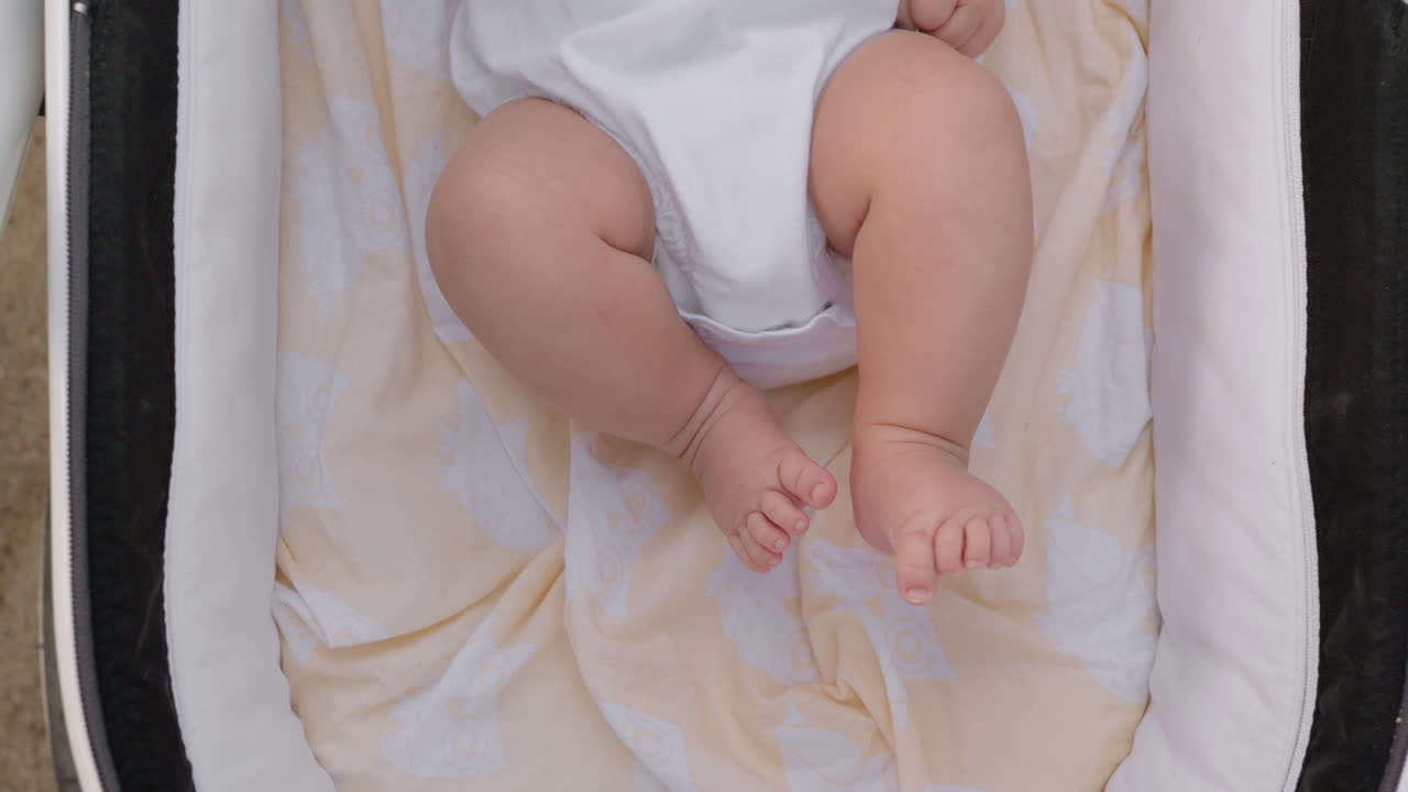 bebê em carrinho de bebé com pés em movimento